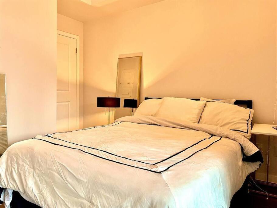 Gorgeous Downtown Condo Toronto Luaran gambar
